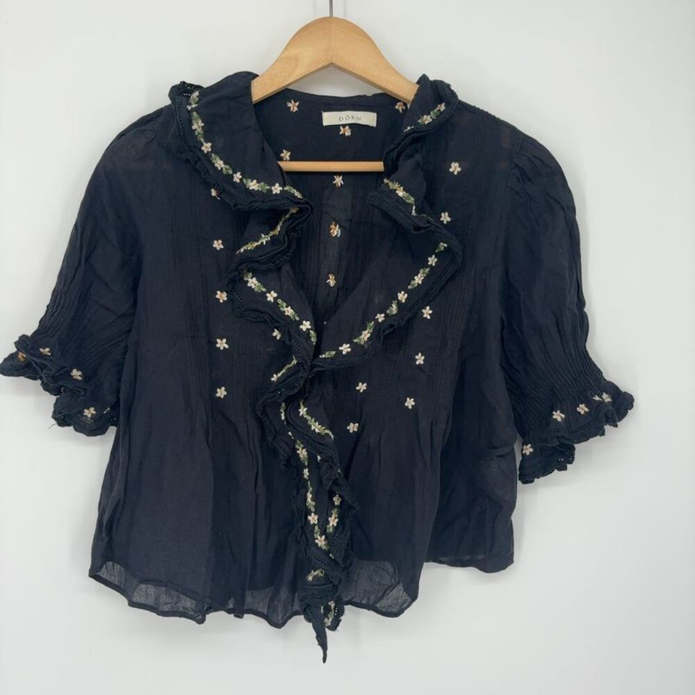 Doen Embroidered Short-Sleeve Top